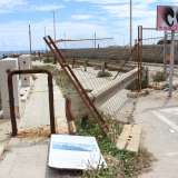 Su questa strada � possibile transitare con l�auto fino a un certo punto: poi diventa sbarrata da vistose e arrugginite barriere in ferro